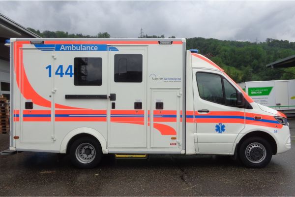 144 Ambulance Warnmarkierungen 1.jpg